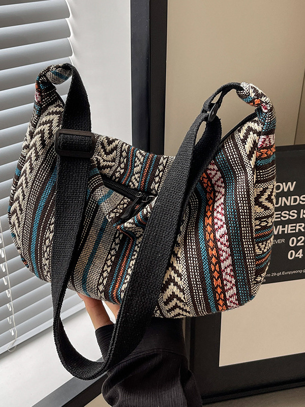 Ethnic Fashion Trends 2025 - Bolso de Hombro en Forma de